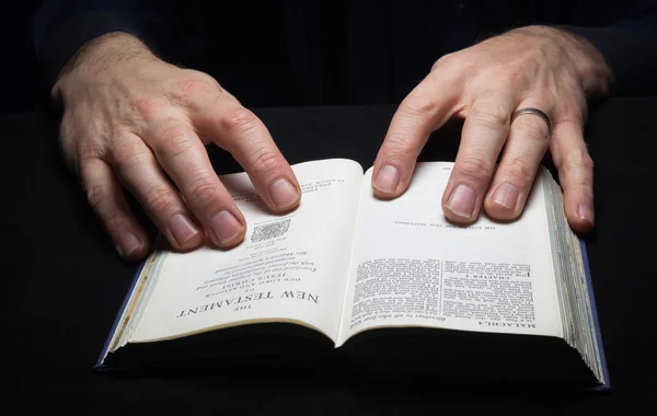 Un uomo che legge la Sacra Bibbia — Foto Stock