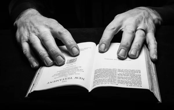 Um homem lendo a Bíblia Sagrada — Fotografia de Stock