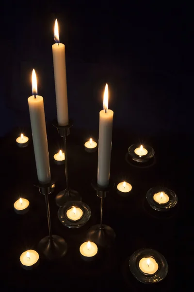 Encender velas y luces de té en los titulares . — Foto de Stock