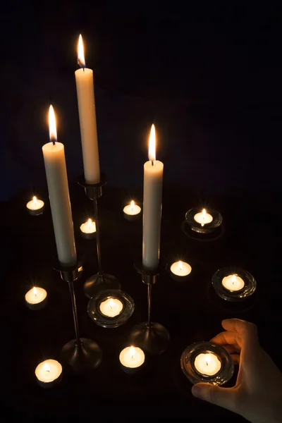 Encender velas y luces de té en los titulares . — Foto de Stock