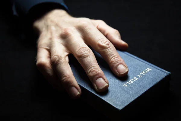 Un homme lisant la Sainte Bible — Photo