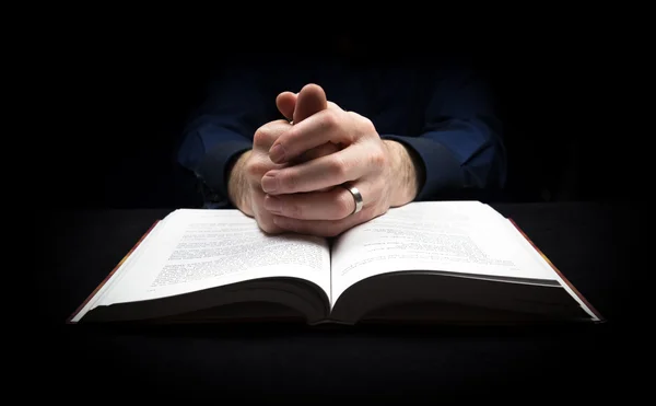 Hombre rezando a Dios — Foto de Stock