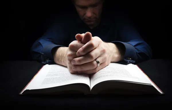 Hombre rezando a Dios — Foto de Stock