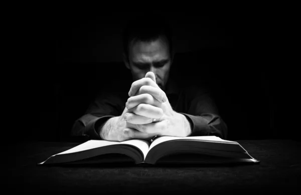 Hombre rezando a Dios —  Fotos de Stock