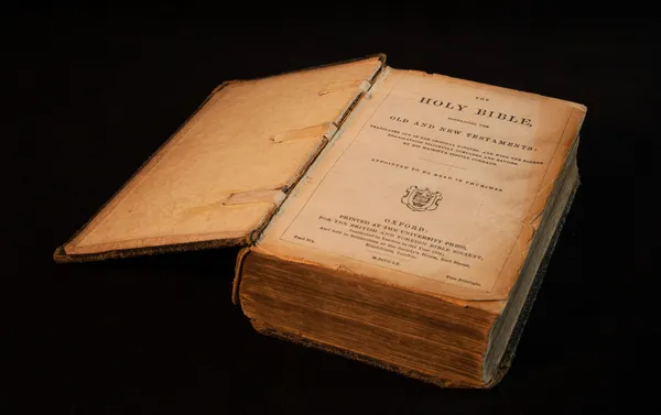 An Old Holy Bible — Stock Photo, Image