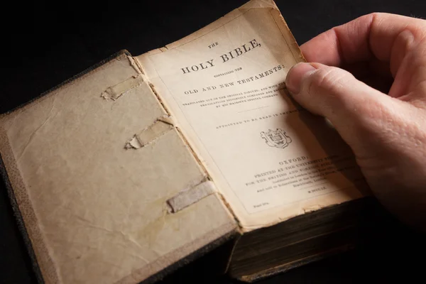 Eine alte heilige Bibel, alte und neue Testamente — Stockfoto