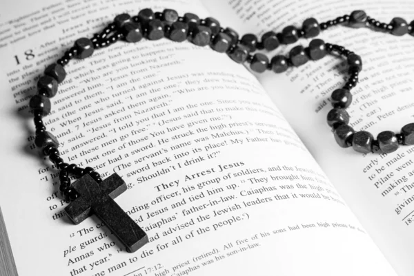 Rosenkranzperlen, Kreuz und Bibel — Stockfoto