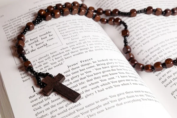 Rosary beads, cross and Bible — Stock Photo, Image