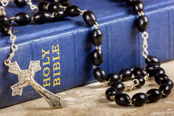 Rosary beads, cross and Bible — Stock Photo, Image