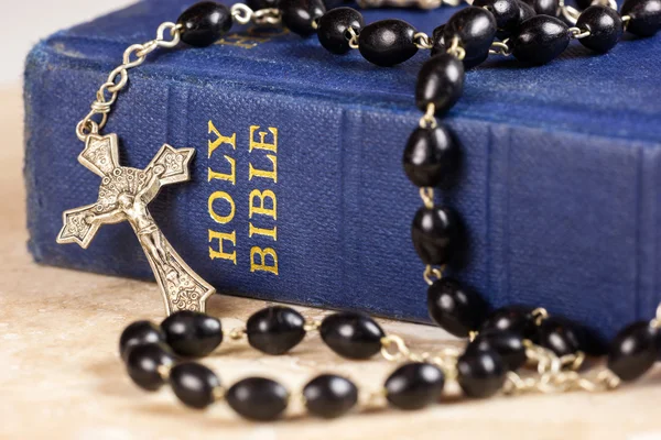 Rosary beads, cross and Bible — Stock Photo, Image