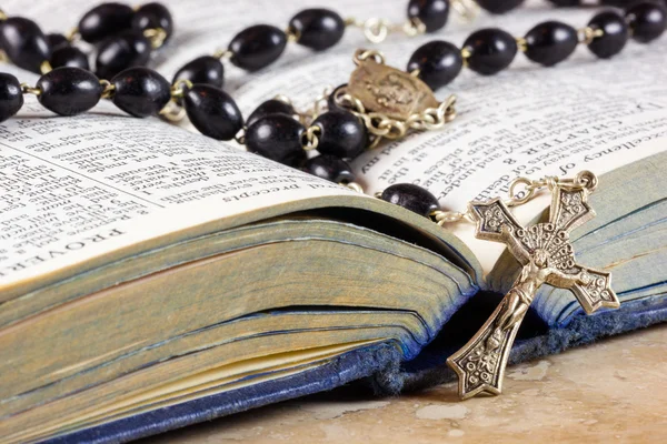 ロザリオ ビーズ、十字および聖書 — ストック写真