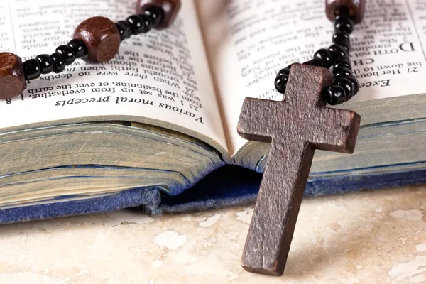 Rosary beads, cross and Bible — Stock Photo, Image