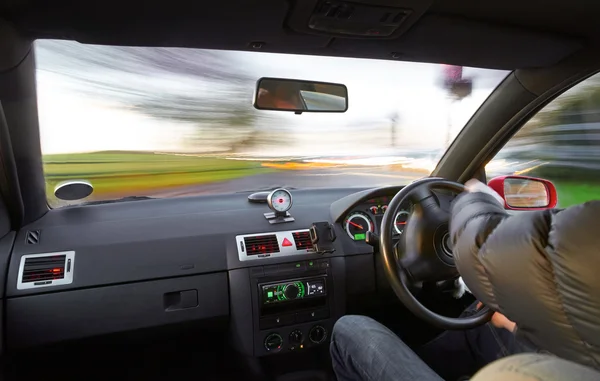 Um homem a perder o controlo de um carro — Fotografia de Stock