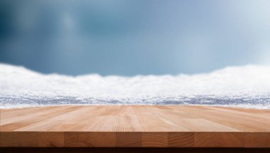 Şenlikli bir Noel ağacı ahşap ürün sergisi. Soğuk mavi bir arka planı var..