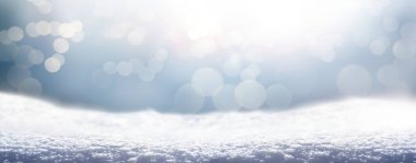 Geleneksel bir Noel sahnesi için güneşli gökyüzü ve ışıltılı arka planı olan soğuk bir kar manzarası..