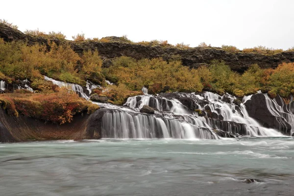 Hraunfossar是流入冰岛维斯特兰Hvita河的一系列小瀑布 — 图库照片