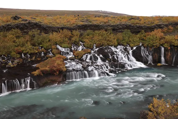 Hraunfossar是流入冰岛维斯特兰Hvita河的一系列小瀑布 — 图库照片