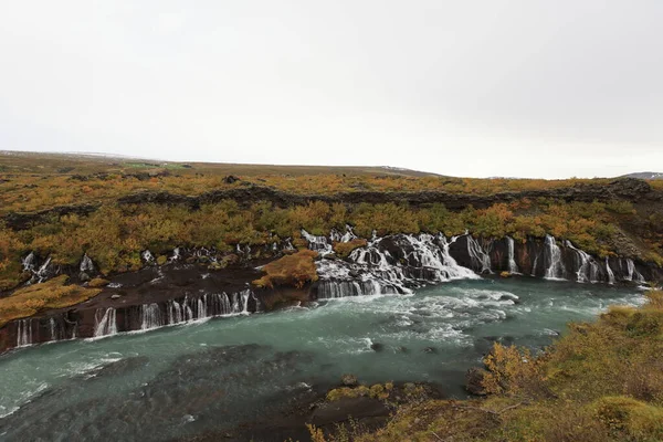 Hraunfossar Каскад Маленьких Водоспадів Впадають Річку Хвіта Вестурланд Ісландія — стокове фото