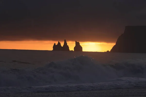 Felssäulen Von Reynisdrangar Bei Sonnenaufgang Vik Myrdal Südisland — Stockfoto