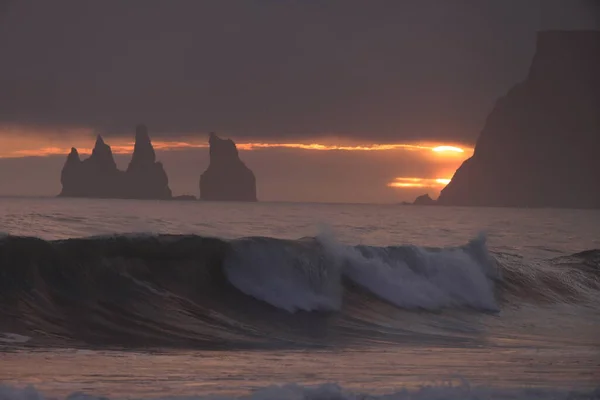 Felssäulen Von Reynisdrangar Bei Sonnenaufgang Vik Myrdal Südisland — Stockfoto