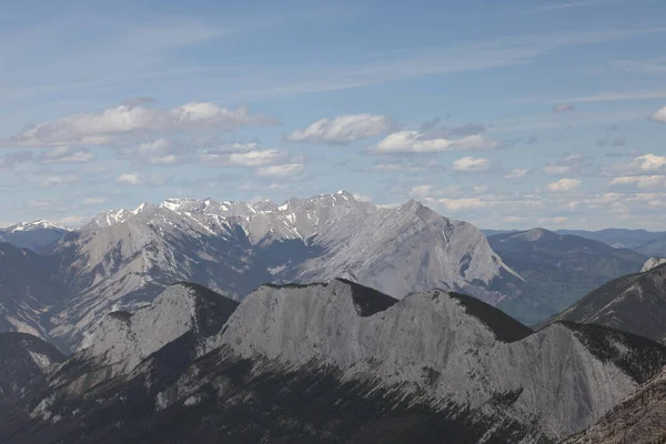 艾伯塔省加拿大落基山脉贾斯珀国家公园硫磺天线头道 — 图库照片
