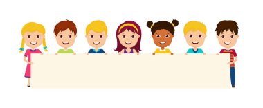 Çocuklar pankartı tutar. Boş afiş taşıyan çocuklar. Pankart göstermek için küçük kız ve oğlanların olduğu karikatür çizimleri. Okul, grup ve anaokulu posterleri olan mutlu ve sevimli bir çocuk. Vektör.