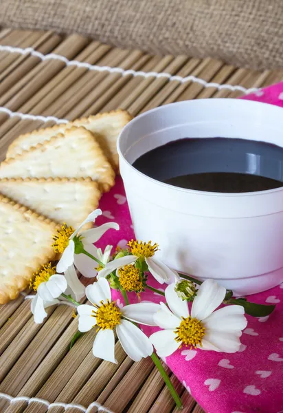 Cup of coffee on a wooden table — Stock Photo, Image