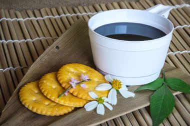 Tahta bir masada bir fincan kahve.