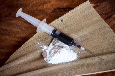 eroin uyuşturucu kavramı. beyaz eroin toz ve iğne