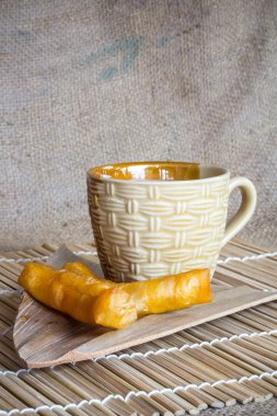 derin kızarmış hamur sopa ve bir fincan soya sütü tepsi