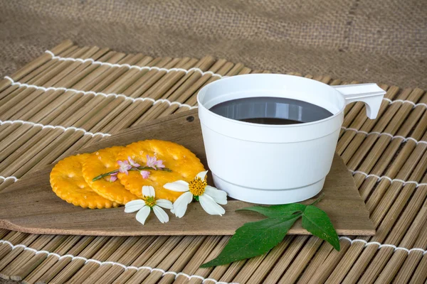 Cup of coffee on a wooden table — Stock Photo, Image