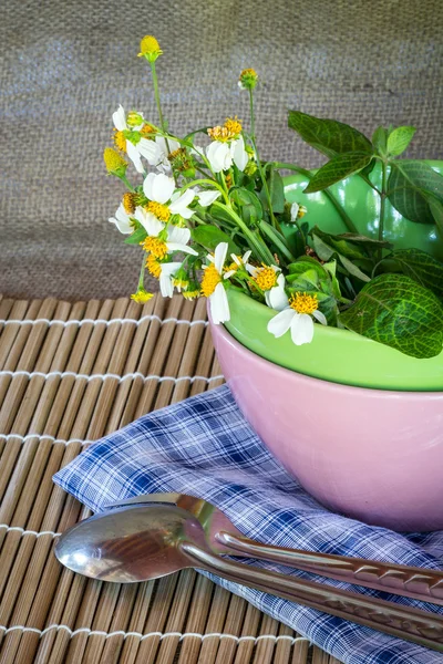 Tasses et assiettes sur la table — Photo