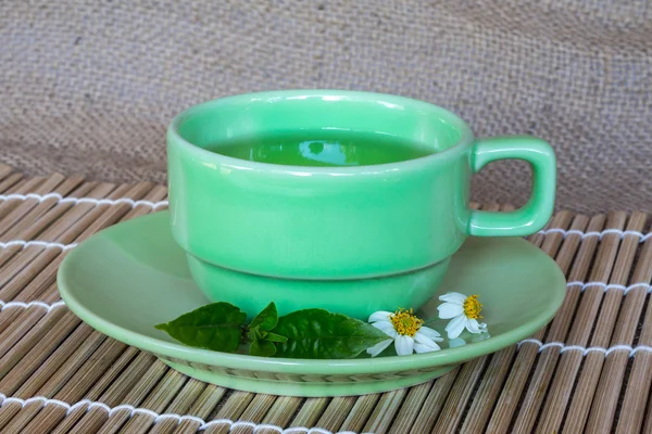 グリーン ティーと緑の葉のカップ — ストック写真