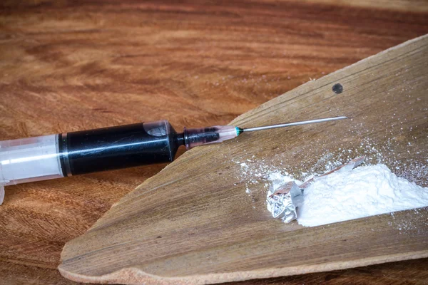 Heroin kábítószer fogalmát. a fehér heroin por és a tű — Stock Fotó