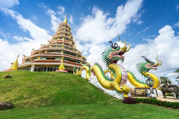 Estátua de dragão duplo com stupa no céu azul — Fotografia de Stock