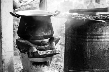bir kamp ateşi içinde yemek pişirmek için eski pot yakın çekim