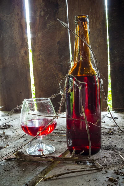 Vintage şarap varil eski köy evinde örümcek ağları ile kaplı — Stok fotoğraf