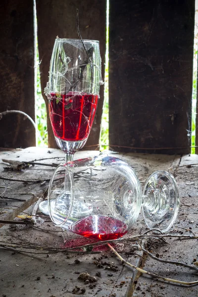 Barile di vino vintage coperto di ragnatela alla vecchia casa di villaggio — Foto Stock