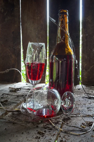 Vintage wijn vat bedekt met Raagbol op oude dorpswoning — Stockfoto