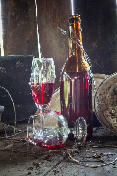 Vintage hordó bor borított pókháló a régi falusi ház — Stock Fotó