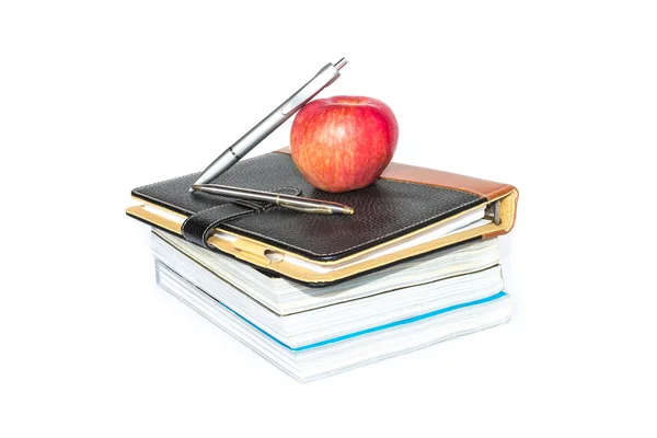 Böcker och apple på vit bakgrund — Stockfoto