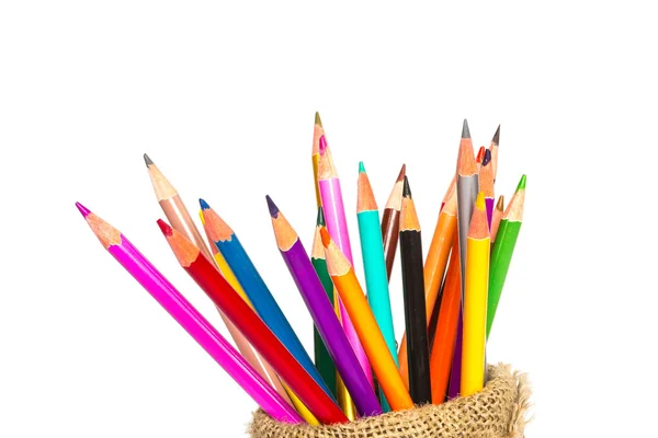 Kleur potloden en laptop op witte achtergrond — Stockfoto