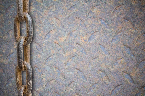 金属板に重い金属チェーン — ストック写真