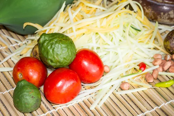Изготовление салата из зеленой папайи — стоковое фото
