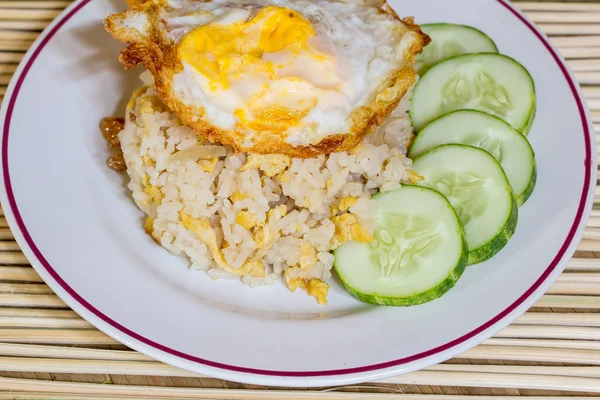 Fried rice with fried egg — Stock Photo, Image