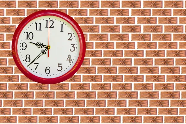 Klockan som hänger på röda stora tegel vägg användning för multipurpose — Stockfoto