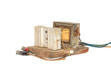 beyaz zemin üzerinde elektronik bileşenler