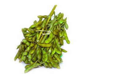 Beyaz arkaplanda yeşil fasulye