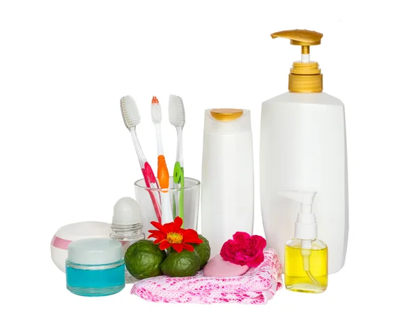 Kosmetikflaschen mit Handtüchern und Blume — Stockfoto