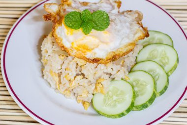 kızarmış pilav kızarmış yumurta ile